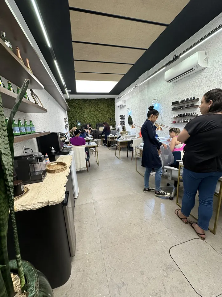 Manicures atendendo clientes no Método A.Seco na Esmalteria Laju, Brasília