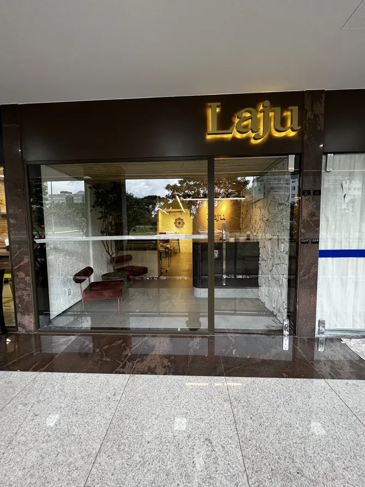 Entrada da Esmalteria Laju ao entardecer em Brasília, 2022–2025