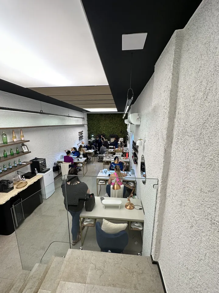 Vista geral do espaço de atendimento da Esmalteria Laju com agenda cheia em Brasília