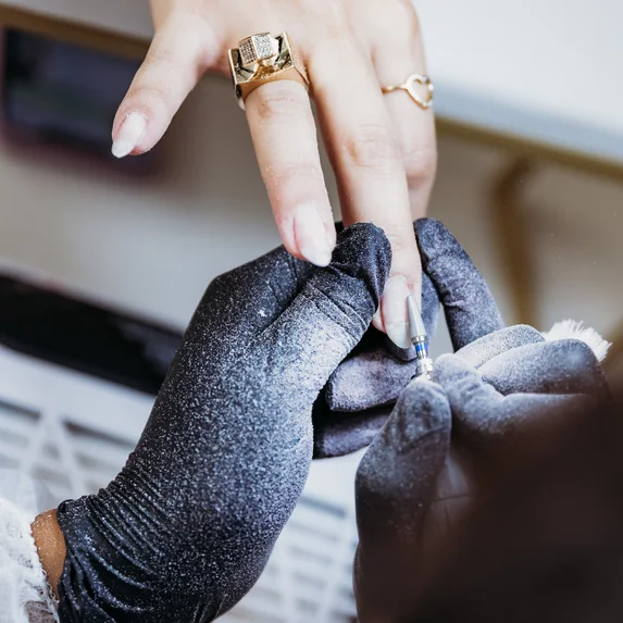Broca em acabamento sobre pele firme durante atendimento do Método A.Seco na Esmalteria Laju