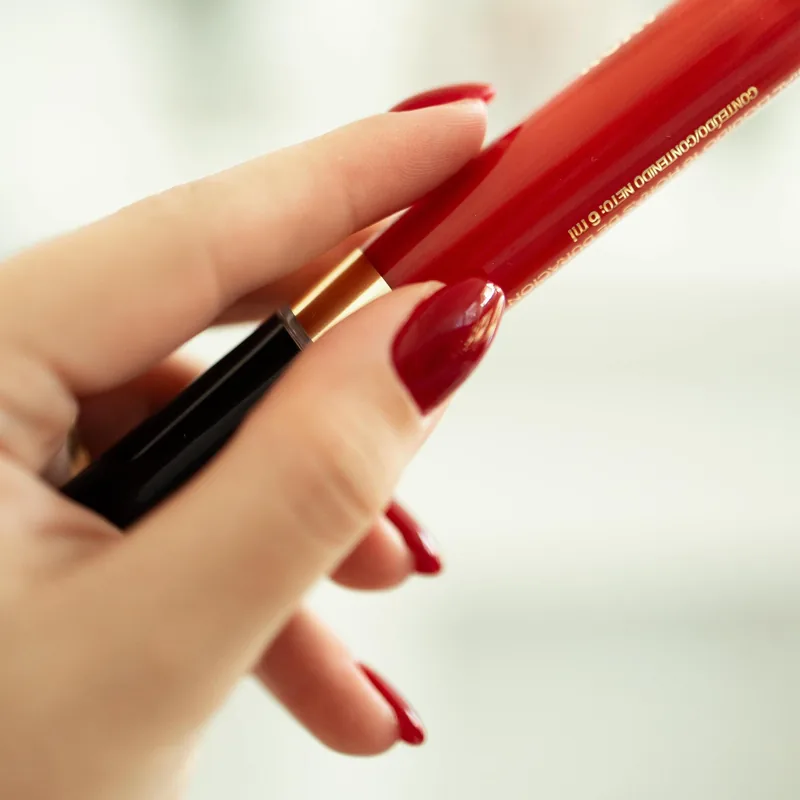 Unhas em esmaltação vermelha em gel feitas no Método A.Seco, com brilho uniforme